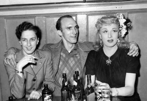 Download the full-sized image of A blonde Jackie Starr with two people sitting at a table