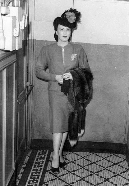Download the full-sized image of Jackie Starr at the Garden of Allah holding a fur coat